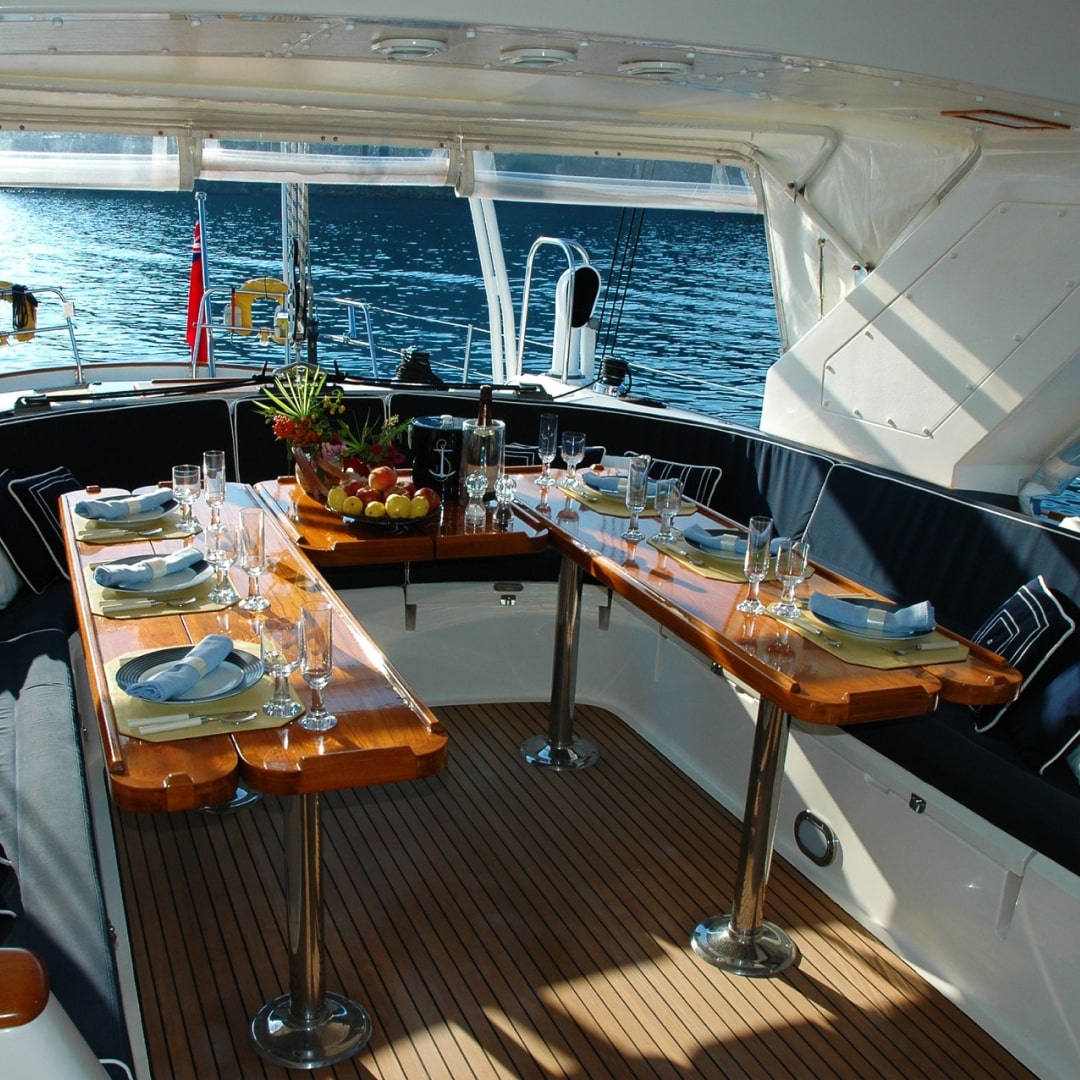 Yacht dining area cleaner